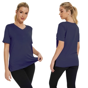 Vista fronte e retro della T-shirt navy con scollo a V, spacchi laterali e tessuto stretch