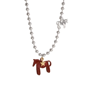 Collana vintage a sfere con ciondolo cavallo Dala rosso e dettaglio stella dorata