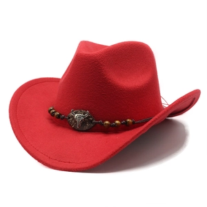 Dettaglio cappello da cowboy rosso in feltro con testa di toro d'argento e perline legno