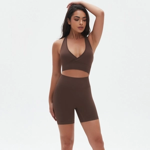 Dettaglio del set yoga marrone caffè con reggiseno a V e pantaloncini indossato dal modello
