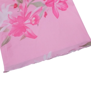 Détails du tissu en maille rose à fleurs avec bords ondulés et texture légère