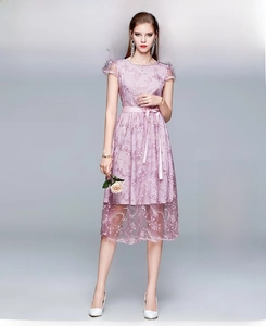 Nahaufnahme der floralen Spitzenstickerei und des transparenten Tülls am rosa Kleid