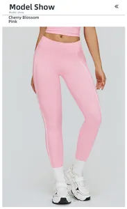 Dettaglio dei pantaloni da yoga a vita alta rosa ciliegio con strisce laterali bianche
