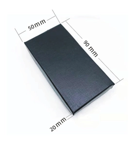Détail d'un coffret cadeau rectangulaire noir avec dimensions de 90x50x20mm
