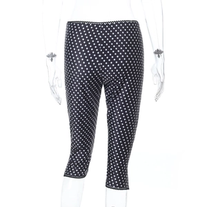 Détail du legging à pois avec tissu élastique et ourlet ondulé élégant au bas des jambes