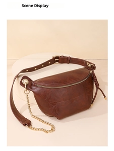 Detail der vintage braunen weichen Leder-Gürteltasche mit Goldkette und breitem Schultergurt