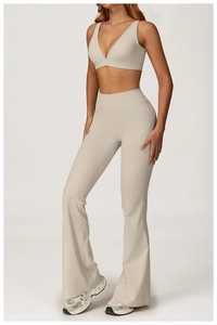 Détail du pantalon de yoga évasé taille haute et haut court col en V couleur avoine