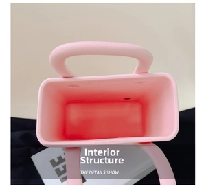 Draufsicht auf das Innere der rosa EVA-Tasche mit geräumigem Fach und nahtlosem Design