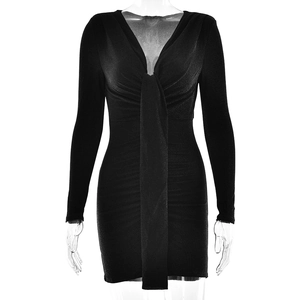 Détail d'une robe noire élégante avec décolleté en V profond, taille froncée et tissu scintillant