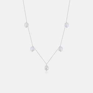 Dettaglio della collana in argento S925 con cinque ciondoli a rilievo strutturati