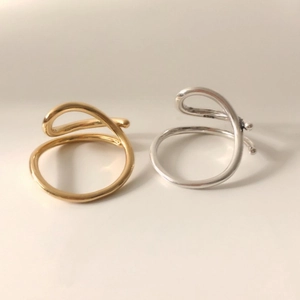 Detailed top view of minimalist curved open rings in silver and gold 925 finishes