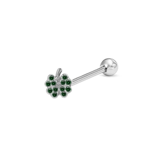 Détail d'un piercing de langue argenté avec un trèfle à quatre feuilles vert poli