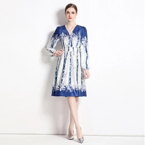 V-Ausschnitt Maxikleid mit Blumenmuster, Laternenärmeln und blauem Porzellan-Stil