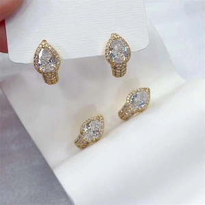 Eleganti orecchini geometrici a goccia placcati oro con cristalli centrali e pavé di lusso