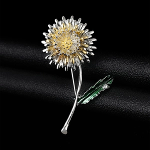 Détail de la broche pissenlit en argent et or avec feuille émaillée verte et cristal