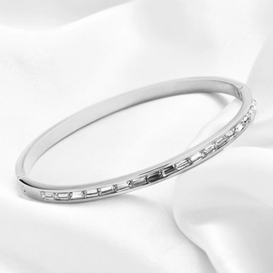 Detalle del brazalete de acero de 4mm con circonitas rectangulares y cierre de bisagra