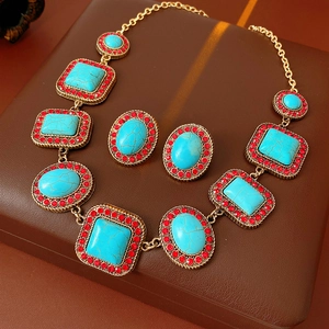 Vintage Goldschmuckset mit türkisfarbenem Stein und roten Strasssteinen auf Leder