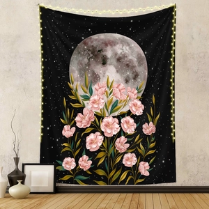Détail de tapisserie fleurie rose et lune avec guirlandes lumineuses sur mur