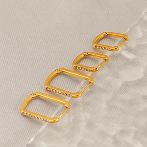 Lot de quatre boucles d'oreilles rectangulaires en acier inoxydable doré 18K et diamants