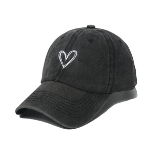Casquette vintage en coton lavé noir avec broderie cœur blanche, vue d'angle à 45 degrés