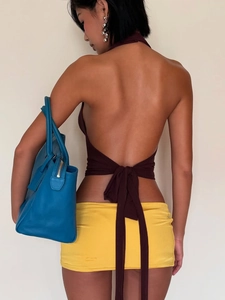 Ensemble sexy avec haut dos nu rouge vin et mini-jupe jaune pour femme tendance