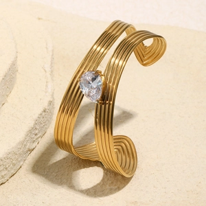 Bracelet jonc minimaliste en acier plaqué or 18K à rayures avec zircon poire