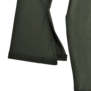 Détail de la robe en maille vert armée foncé montrant la fente d'ourlet et les coutures
