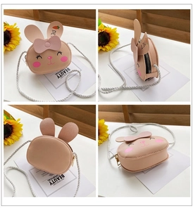 Viste dettagliate di una borsa a tracolla da coniglio rosa per bambini con fiocco 3D