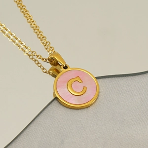 Collier classique en acier inoxydable doré avec pendentif en émail rose et lettre C