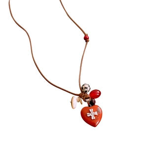 Collier ethnique fait main avec pendentif cœur en pierre rouge et perles en bois