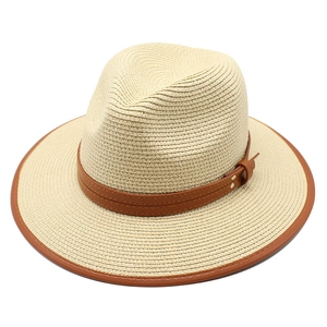 Chapeau de soleil en paille blanc crème avec ruban en cuir marron et bordure assortie