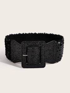Détail d'une large ceinture élastique à paillettes noires avec boucle carrée