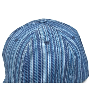 Détail macro d'une casquette en coton à rayures bleues avec coutures et œillets d'aération