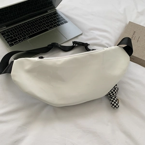Sac de poitrine blanc brillant avec bandoulière réglable et accessoire damier
