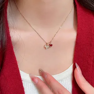 Collier élégant en chaîne dorée avec pendentif ours en zircon et cœur rouge foncé