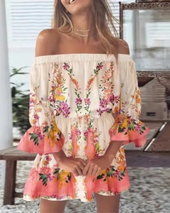 Detail van off-shoulder gebloemde mini-jurk met roze gele en paarse bloemenpatronen