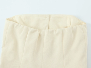 Gros plan détaillé de la taille intérieure et des coutures du pantalon beige