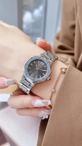 Détail de la montre octogonale argentée avec cadran dégradé marron et bracelet métal