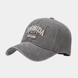 Gros plan détaillé de la casquette vintage gris foncé avec broderie Florida rétro