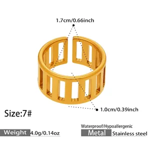 Vue détaillée de la bague en acier doré avec les dimensions de taille et de poids