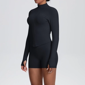 Détail de l'ensemble de yoga noir avec poignets passe-pouce et texture en maille côtelée