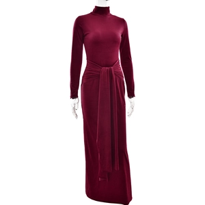 Détails d'une robe maxi bordeaux avec taille froncée et design à ruban noué