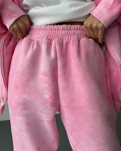 Vue détaillée du pantalon tie-dye rose avec taille élastique et tissu en coton doux