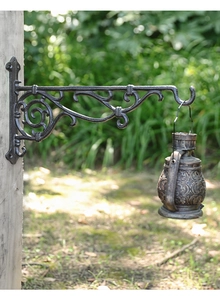 Detail eines Vintage Gusseisen Wandhakens mit dekorativer Bronze geprägter Metalllaterne