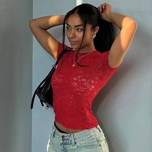 Haut sexy en dentelle rouge pour femme avec motif floral et coupe ajustée sur modèle