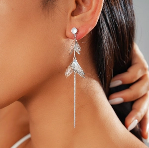 Détail de boucles d'oreilles à pompons plaquées or 18 carats avec feuilles et zircon