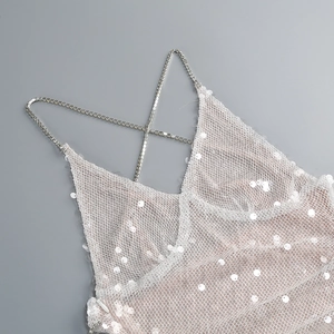 Detailansicht der überkreuzten Strass-Ketten-Träger und Silberpailletten am Kleid