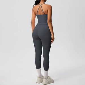 Détail des bretelles croisées dans le dos d'une brassière de yoga gris foncé