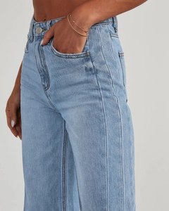 Détail du jean bleu clair à taille haute et jambes larges avec surpiqûres verticales