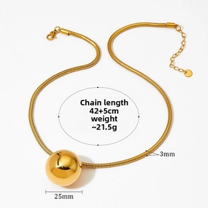 Dettagli tecnici della collana con ciondolo a sfera dorata e catena da 42+5cm